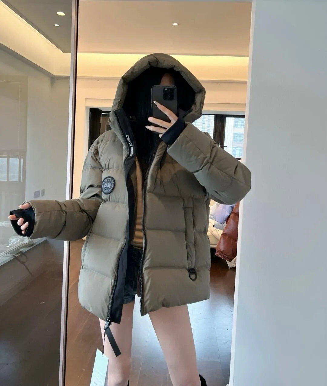 P880 Big Goose Ouyang Nana Second Generation (higher version) Canada goose Canada Goose Black Label Down Jacket A must-have in the outerwear world, the Big Goose Black Label down jacket! The latest designer styles! The goose down jacket has always been a popular element of fashion and is loved by experts from all walks of life! Fashionable hooded cut, high-end customer-supplied fine goose down, high resilience, smooth zipper, strong and firm. Pockets on both sides can store small items, free your hands, and you can go out without worries. It can also meet the need of putting your hands in your pockets👏👏Produced by Big Goose, it can be used as a group uniform by many celebrities. This down jacket uses a double-layer anti-down lining design, which has strong windproof performance and will be very warm in winter! Newly labeled white duck down filling, high fluffiness, windproof hooded design. When walking outdoors, pull the collar to the highest position, put your hands in the pockets and it will be very warm. It can be easily controlled by all body types! The interior is equipped with an elastic snow skirt design for better wrapping. The simple and neat style design highlights the masculine temperament. The impeccable style is classic and never goes out of style. It is warm and practical, and it is versatile! You can enter with your eyes closed!  Color: Black Khaki Size: XS-XXL